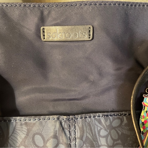 Sakroots Blue Floral Nylon Tote comes with matching wristlet - Picture 12 of 16